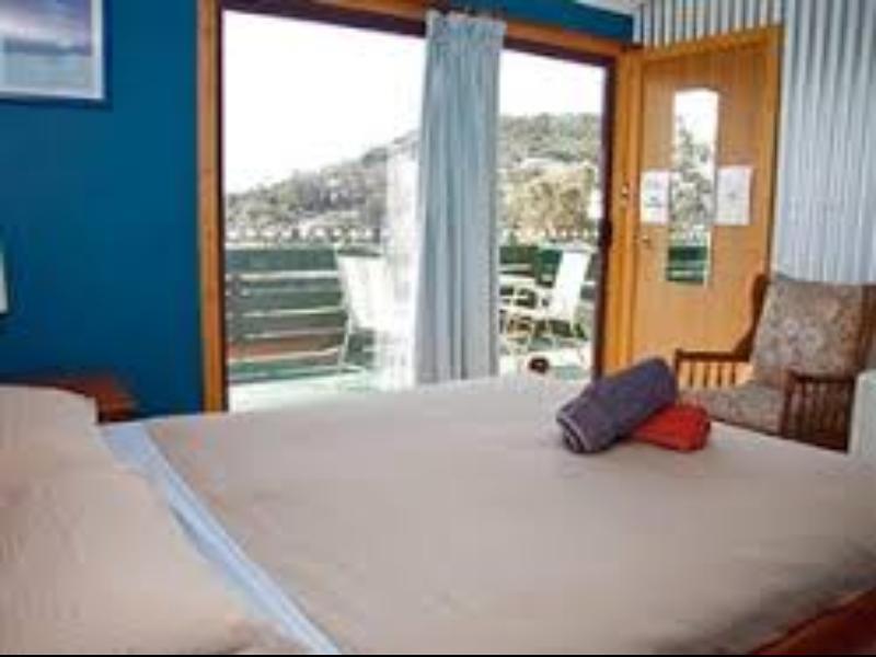 Хостел Bicheno Backpackers Экстерьер фото